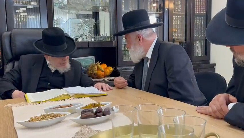 הגאון רבי יצחק אזרחי בביקור חג אצל הגאון רבי אברהם מיכאל מאמאן 