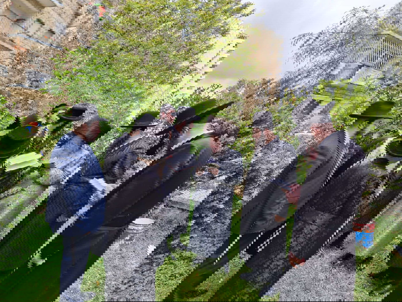 האדמו"ר מסטרופקוב בברכת האילנות