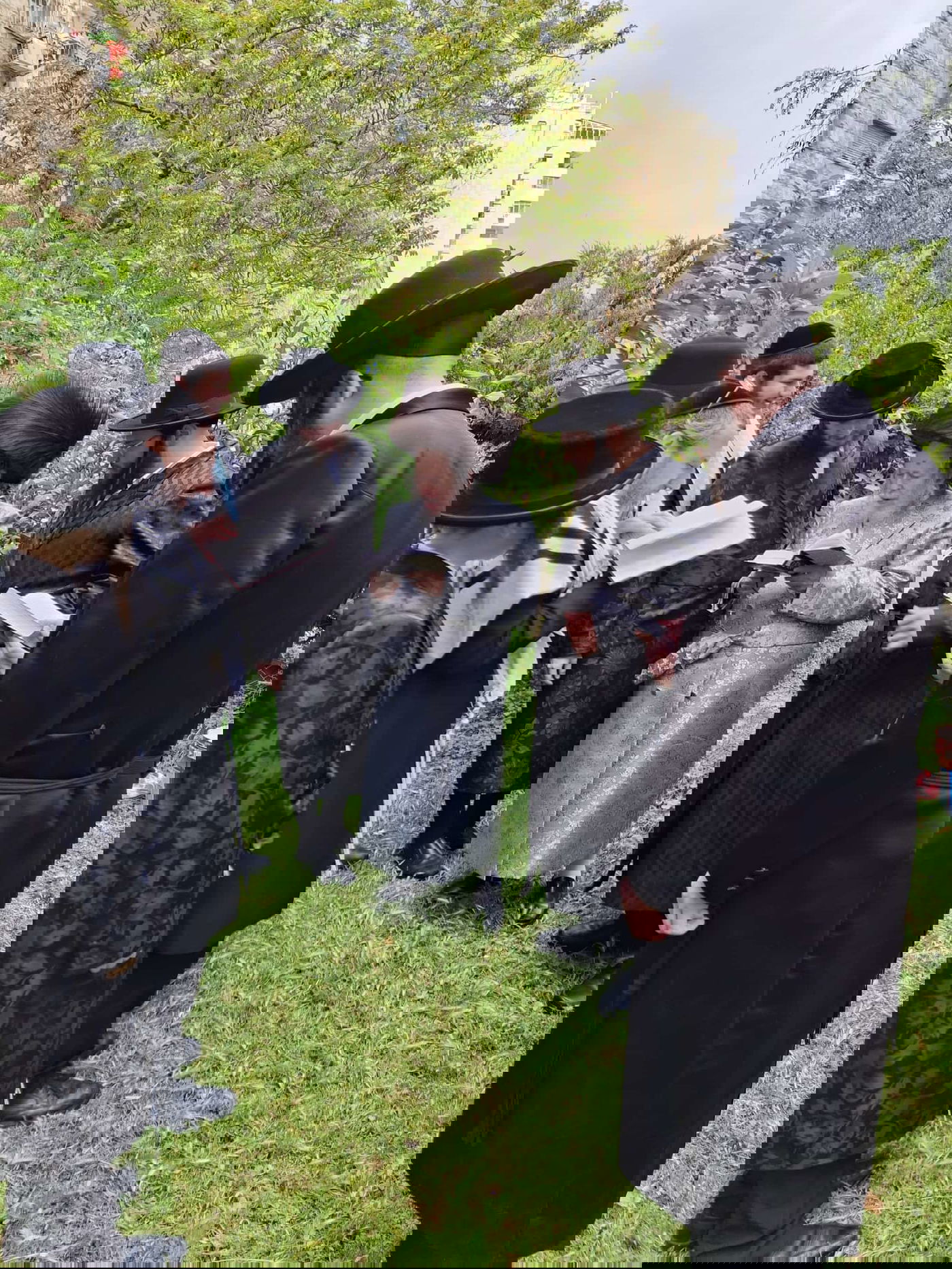 האדמו"ר מסטרופקוב בברכת האילנות