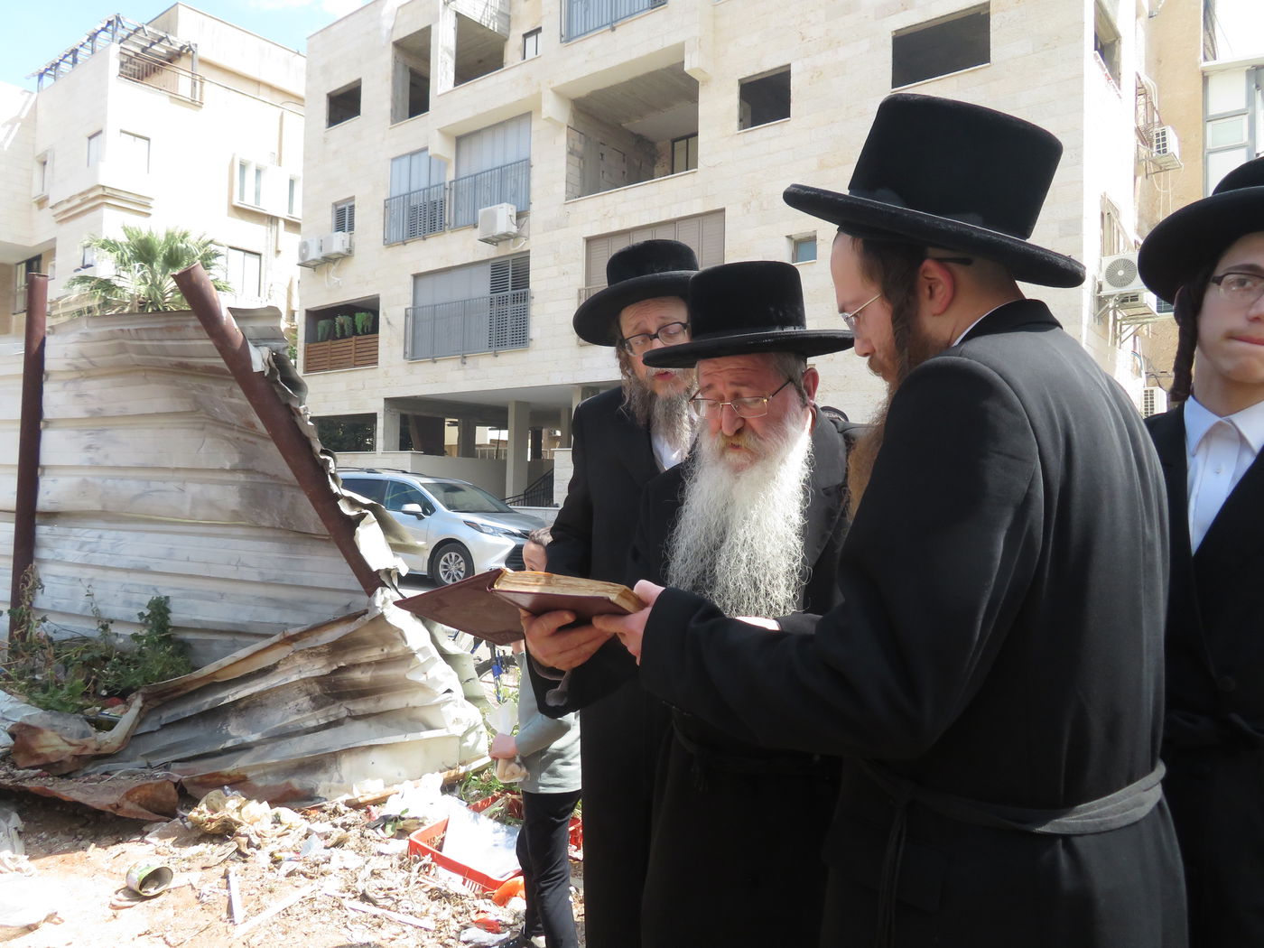 הגה"צ אב"ד סקולען בני ברק בשריפת חמץ