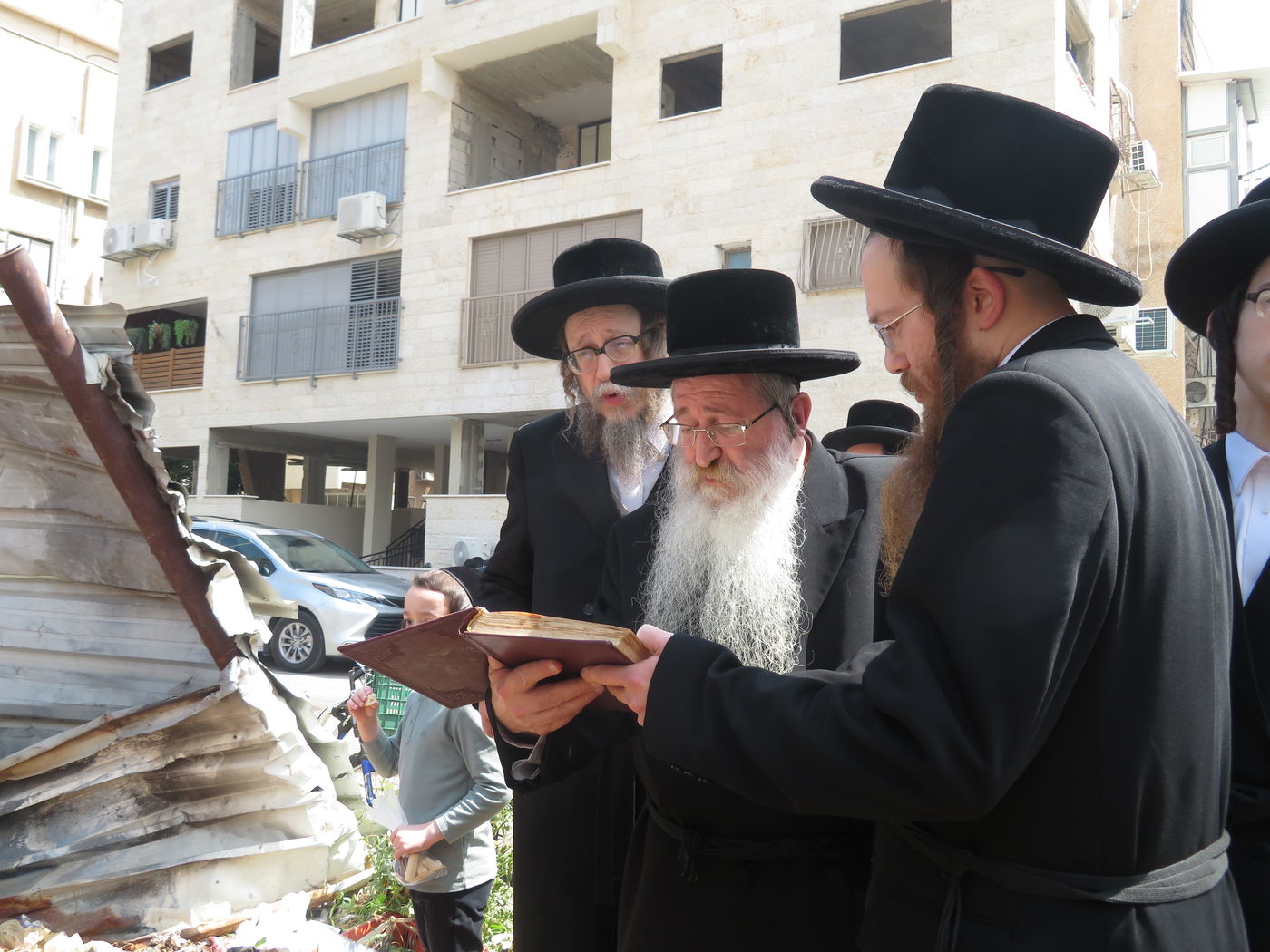 הגה"צ אב"ד סקולען בני ברק בשריפת חמץ