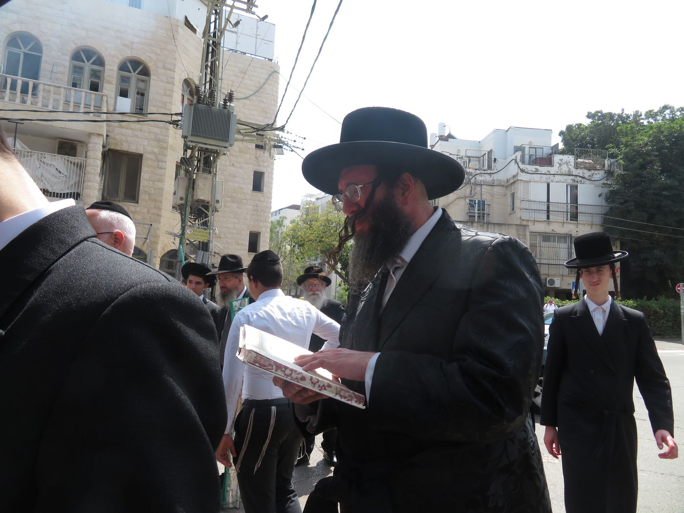 האדמו"ר מספינקא רמת אהרן בשריפת חמץ