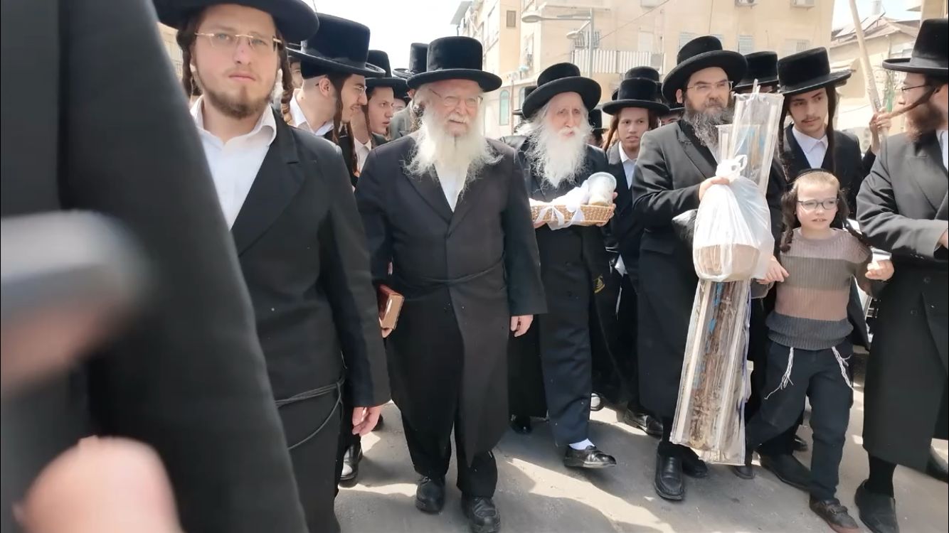 האדמו"ר ממחנובקא בעלזא בשריפת חמץ