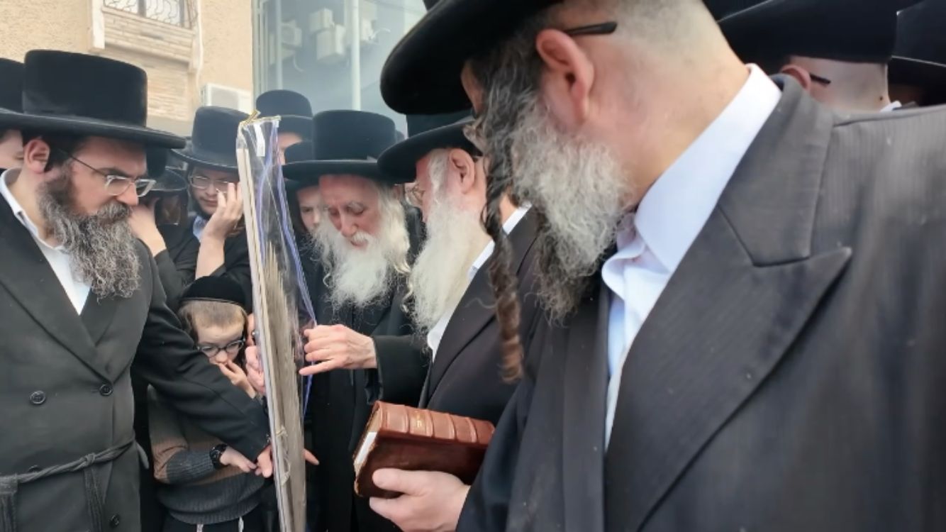 האדמו"ר ממחנובקא בעלזא בשריפת חמץ