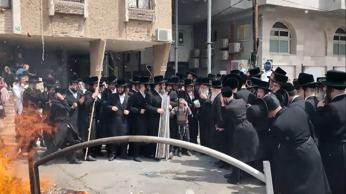 האדמו"ר ממחנובקא בעלזא בשריפת חמץ