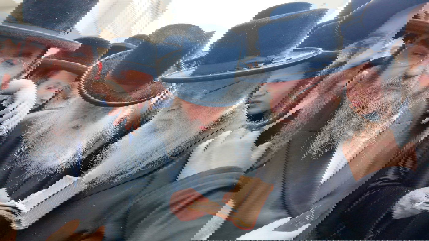 האדמו"ר ממחנובקא בעלזא בשריפת חמץ