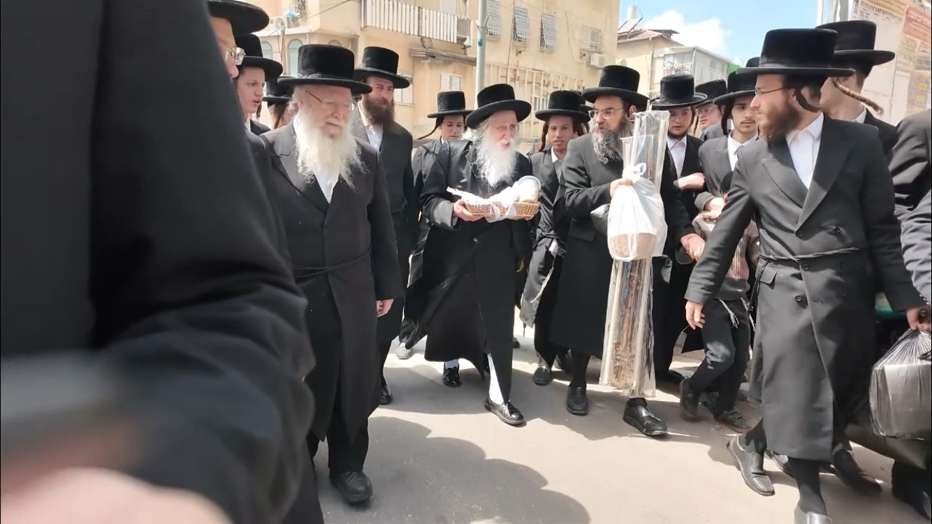 האדמו"ר ממחנובקא בעלזא בשריפת חמץ