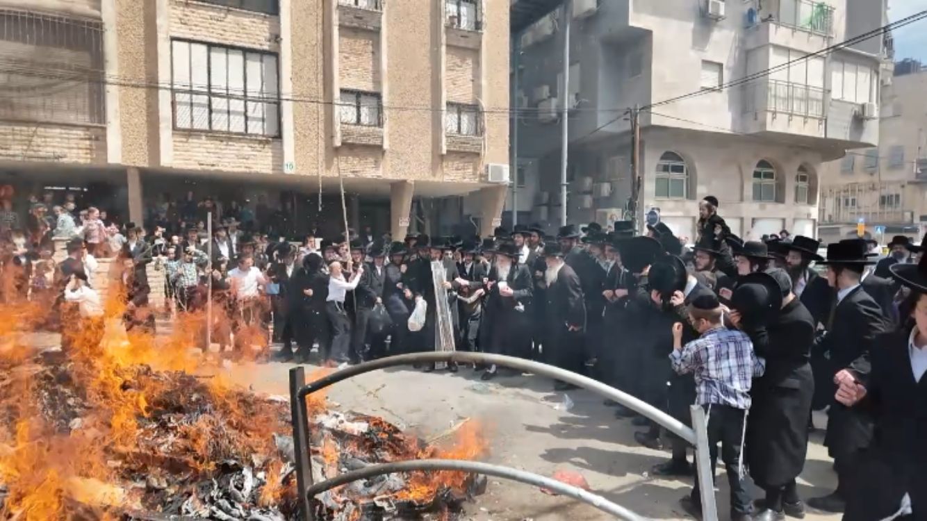 האדמו"ר ממחנובקא בעלזא בשריפת חמץ