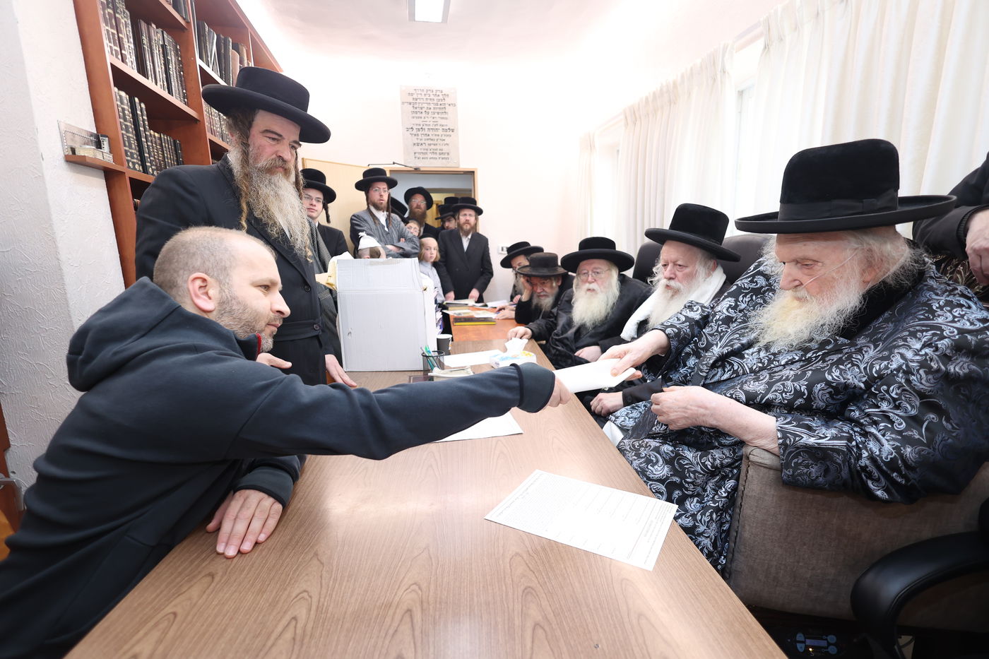 הגר"מ שטרנבוך במכירת החמץ לגוי  