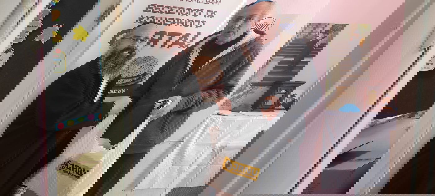 לפני העוצר בחלקים מהעיר: הרב לויטנסקי בחלוקת מצרכים ליהודי סומי לקראת הסדר הביתי