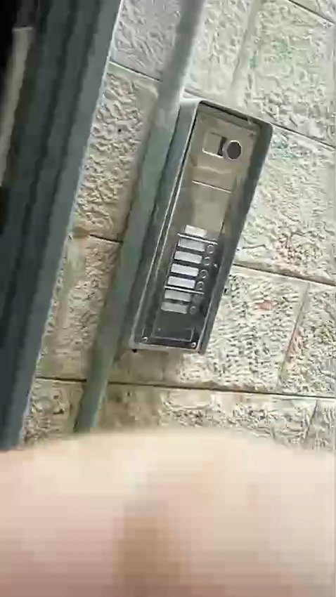 השוטרים בכניסה לבית המשפחה