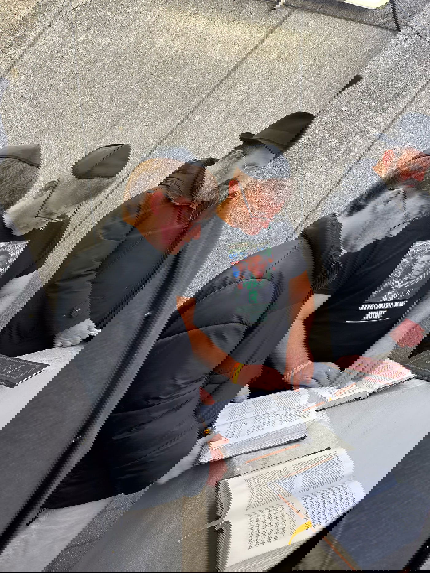 חגי אנגרסט בציונו של הרבי מליובאוויטש