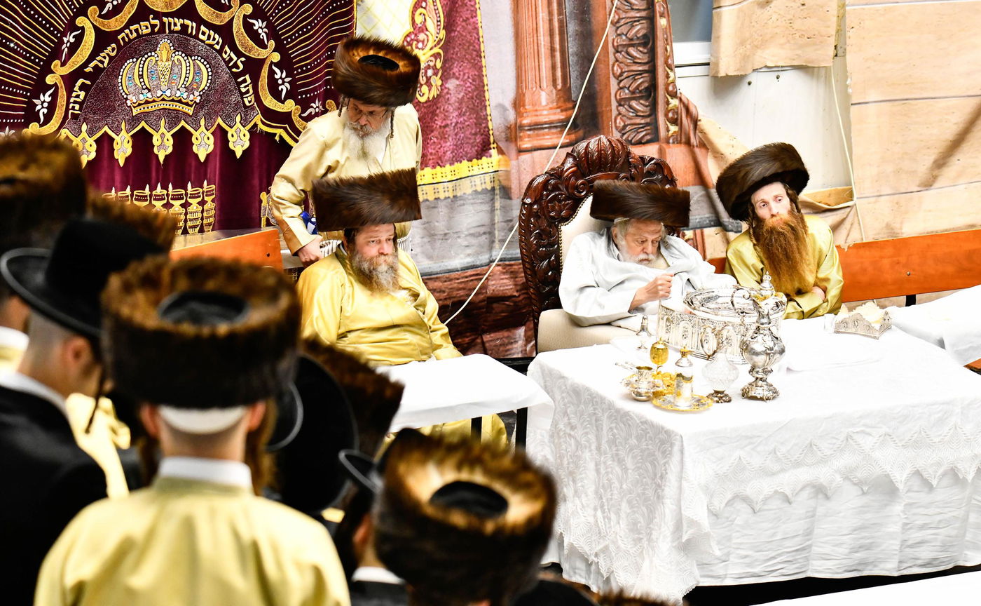 האדמו"ר מתולדות אברהם יצחק בטיש חוה"מ פסח