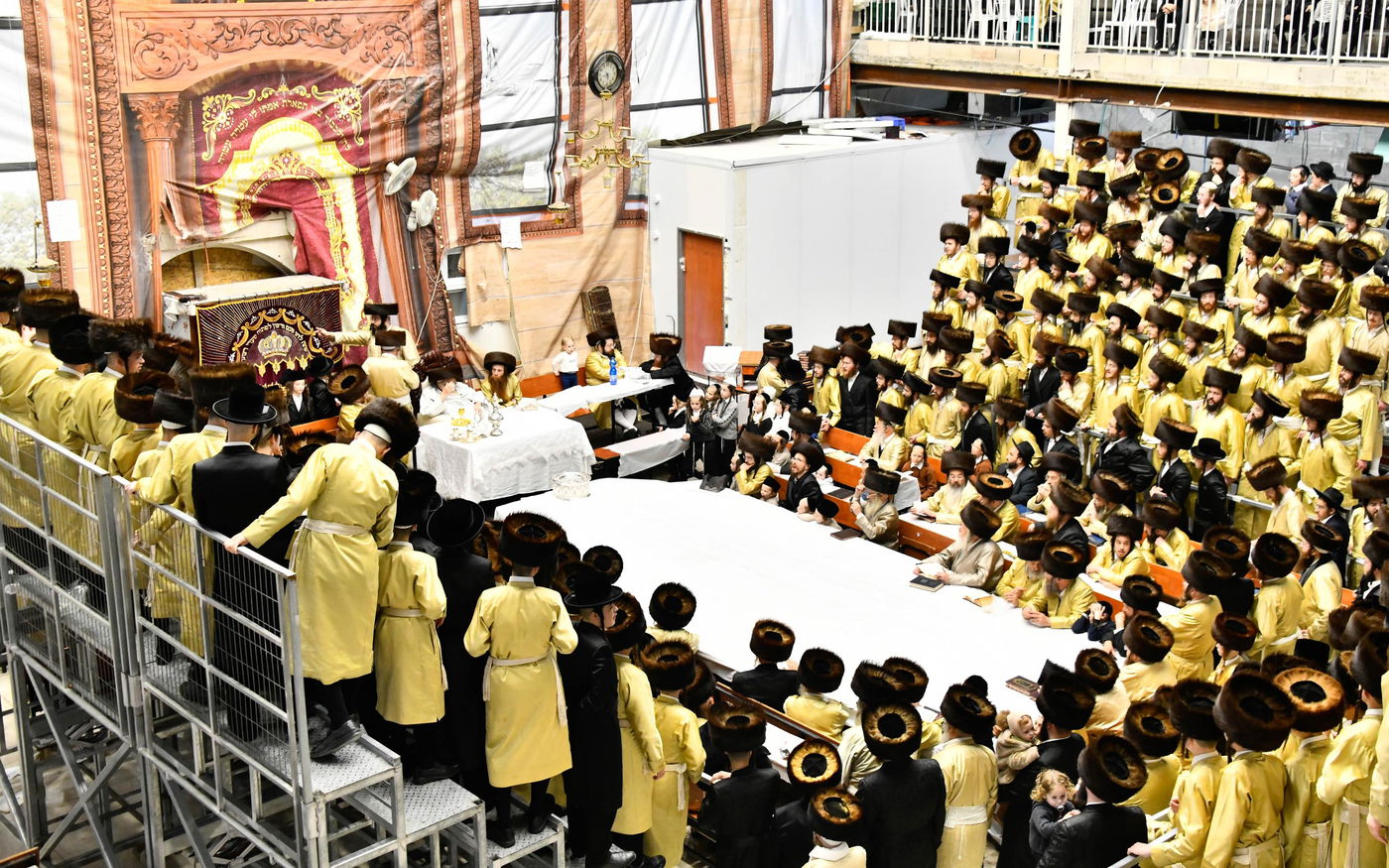 האדמו"ר מתולדות אברהם יצחק בטיש חוה"מ פסח