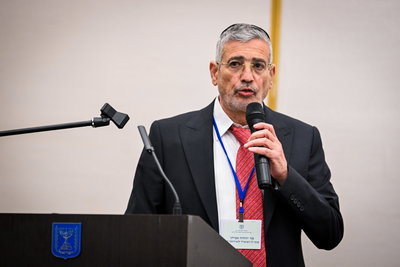 יהודה אבידן נואם באירוע של משרד הדתות