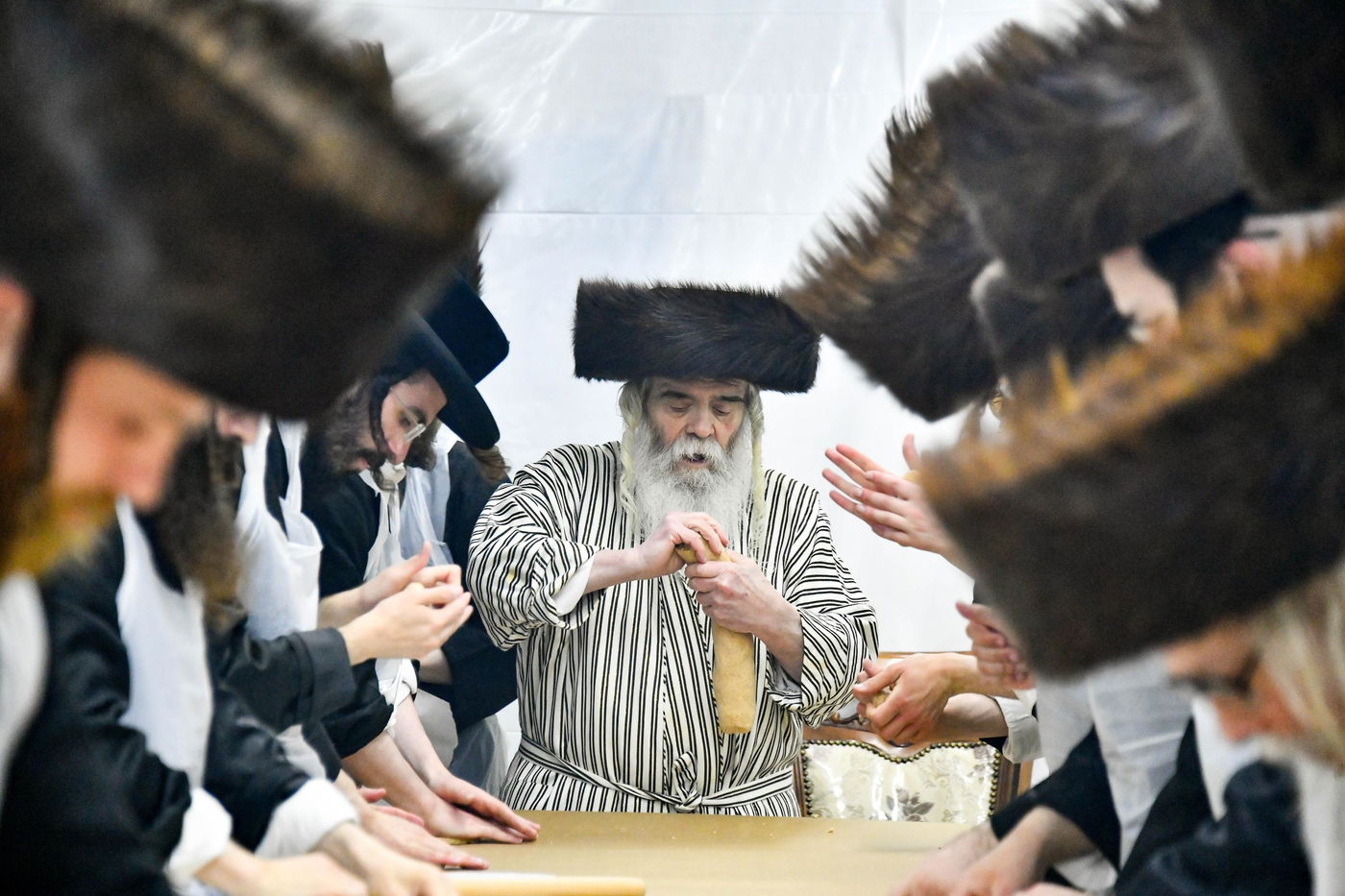 האדמו"ר מקרעטשניף י-ם באפיית מצות ערב פסח