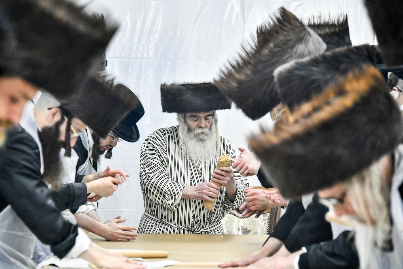 האדמו"ר מקרעטשניף י-ם באפיית מצות ערב פסח