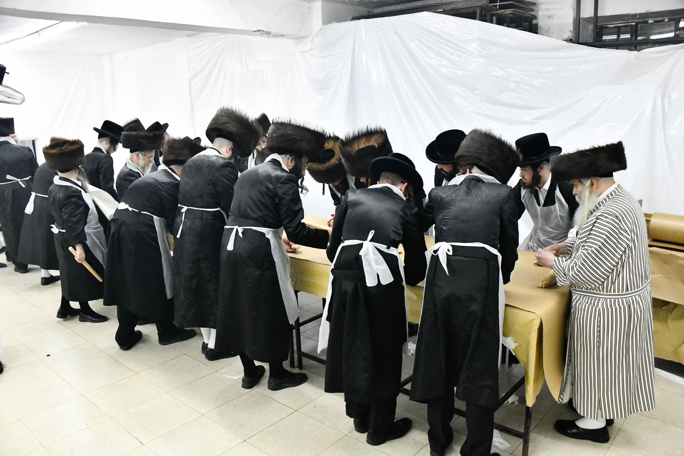 האדמו"ר מקרעטשניף י-ם באפיית מצות ערב פסח