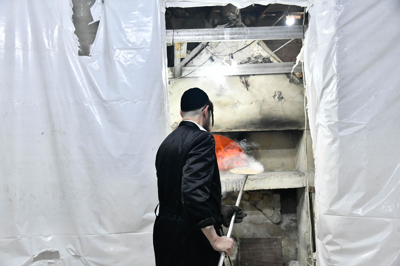 האדמו"ר מקרעטשניף י-ם באפיית מצות ערב פסח