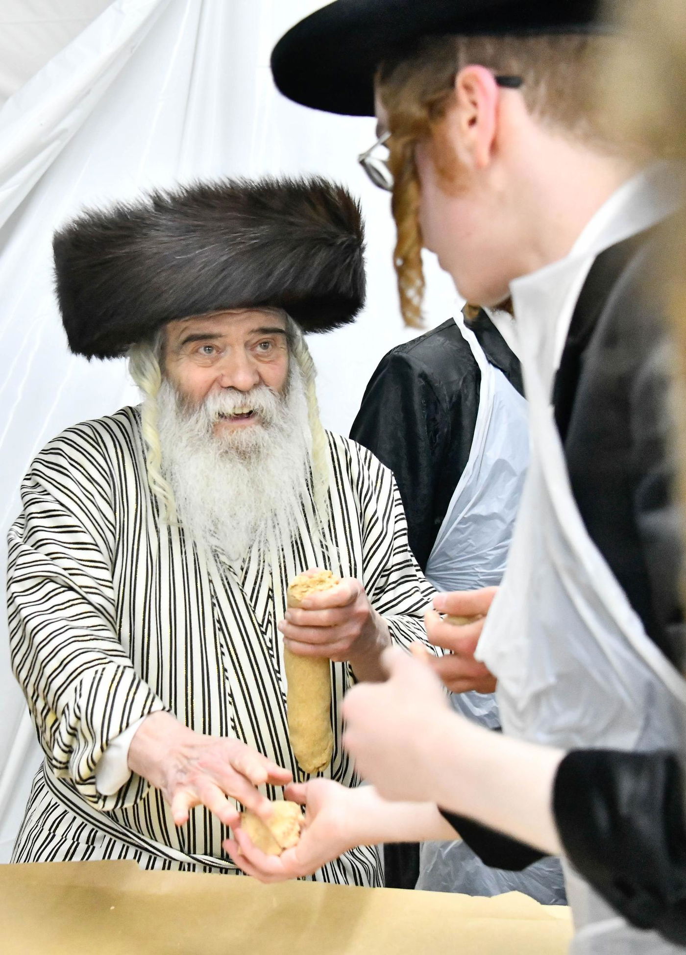 האדמו"ר מקרעטשניף י-ם באפיית מצות ערב פסח