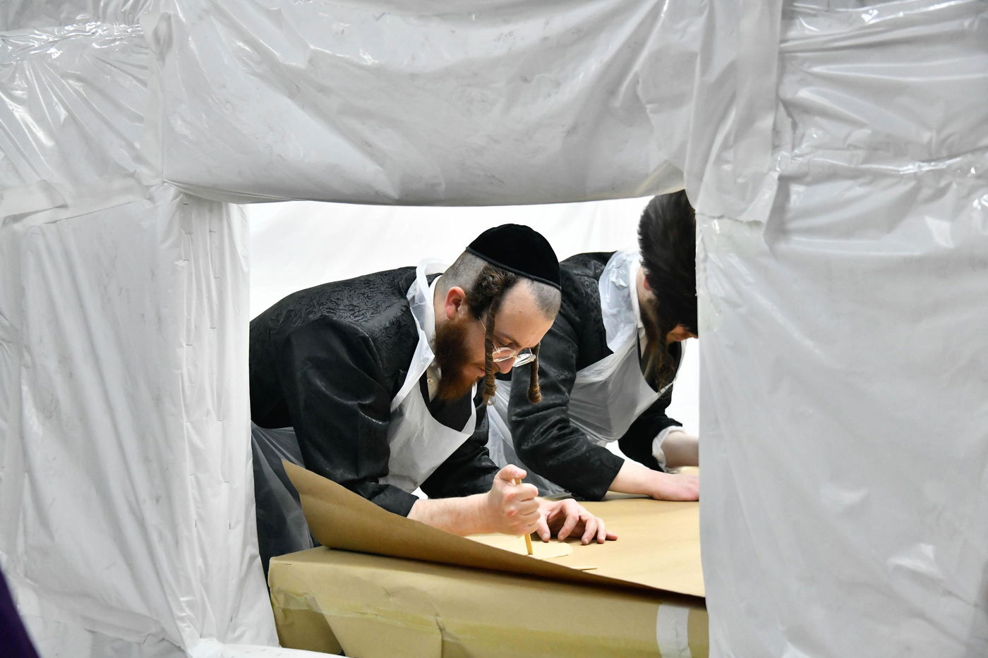 האדמו"ר מקרעטשניף י-ם באפיית מצות ערב פסח