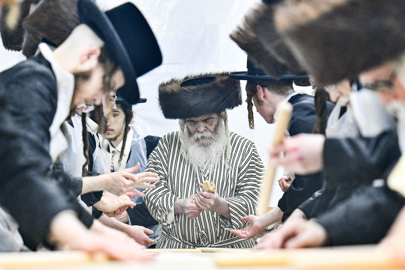 האדמו"ר מקרעטשניף י-ם באפיית מצות ערב פסח