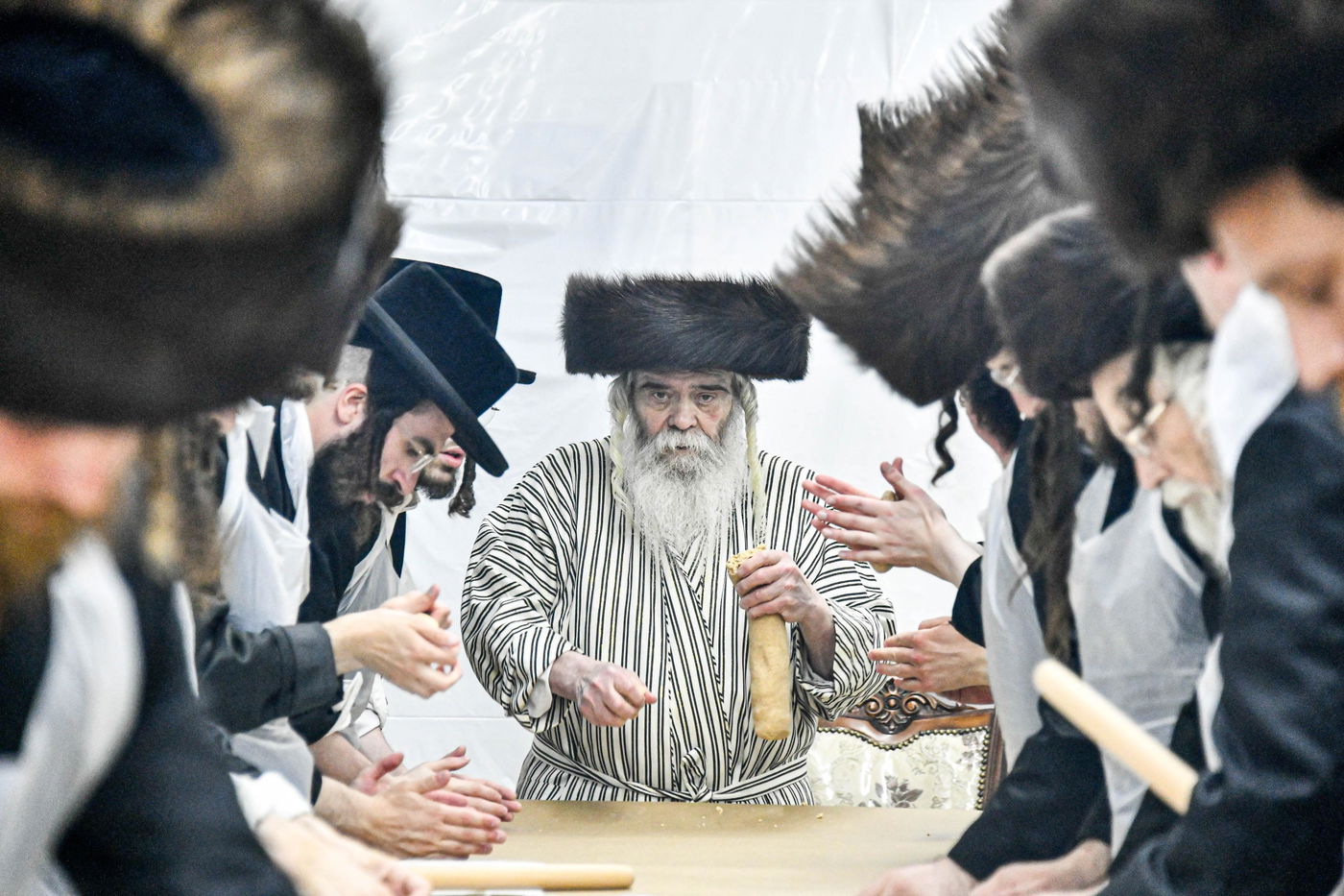 האדמו"ר מקרעטשניף י-ם באפיית מצות ערב פסח