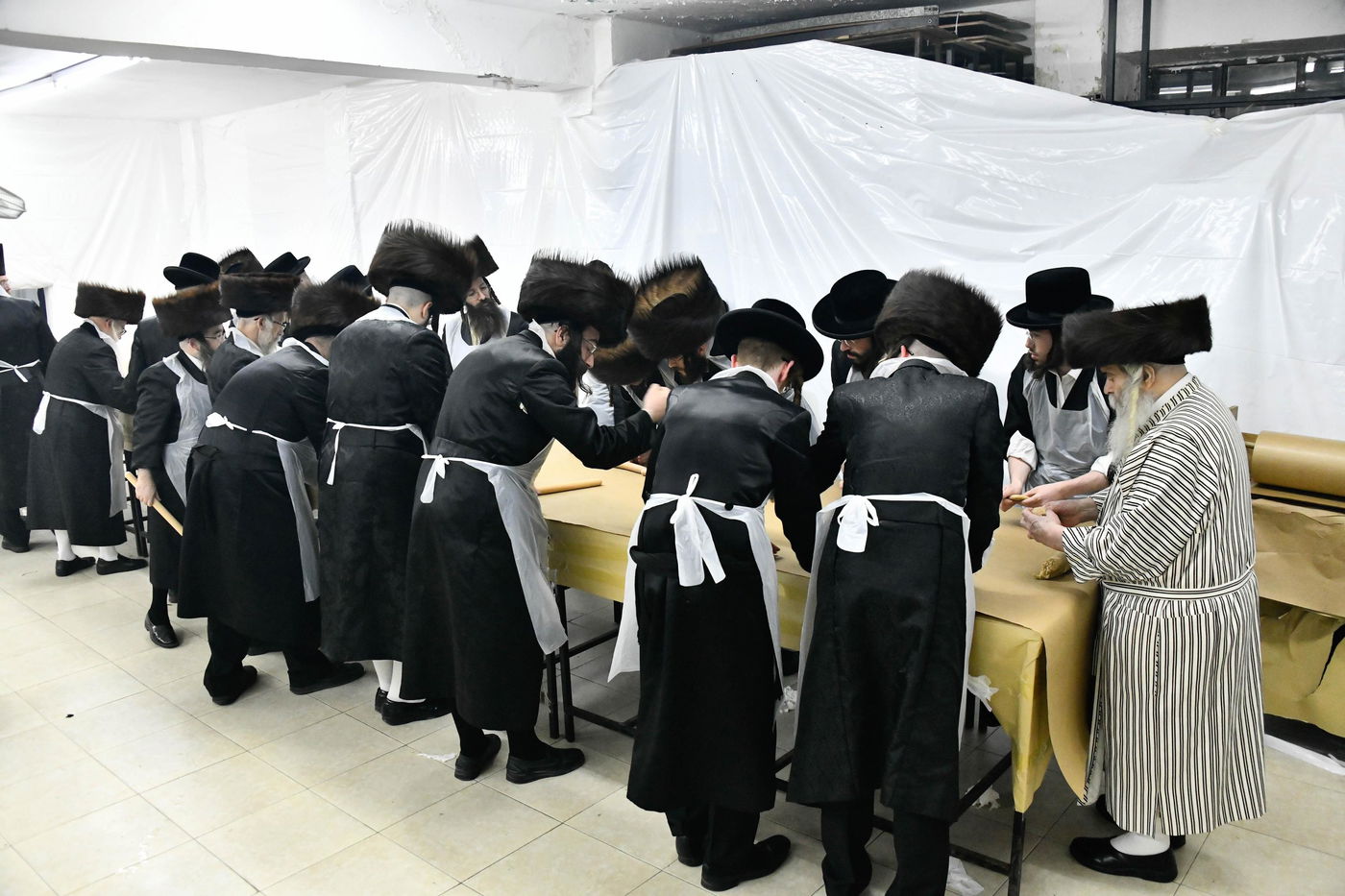 האדמו"ר מקרעטשניף י-ם באפיית מצות ערב פסח