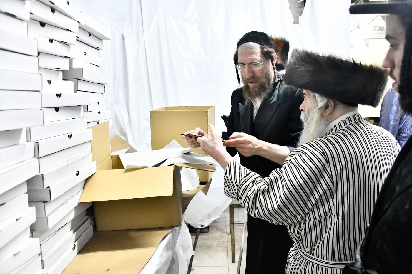 האדמו"ר מקרעטשניף י-ם באפיית מצות ערב פסח