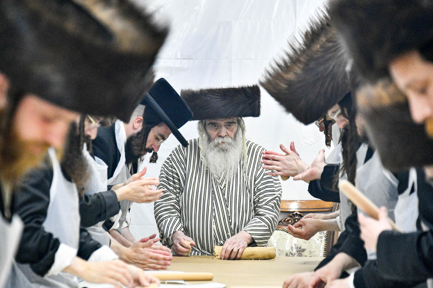 האדמו"ר מקרעטשניף י-ם באפיית מצות ערב פסח