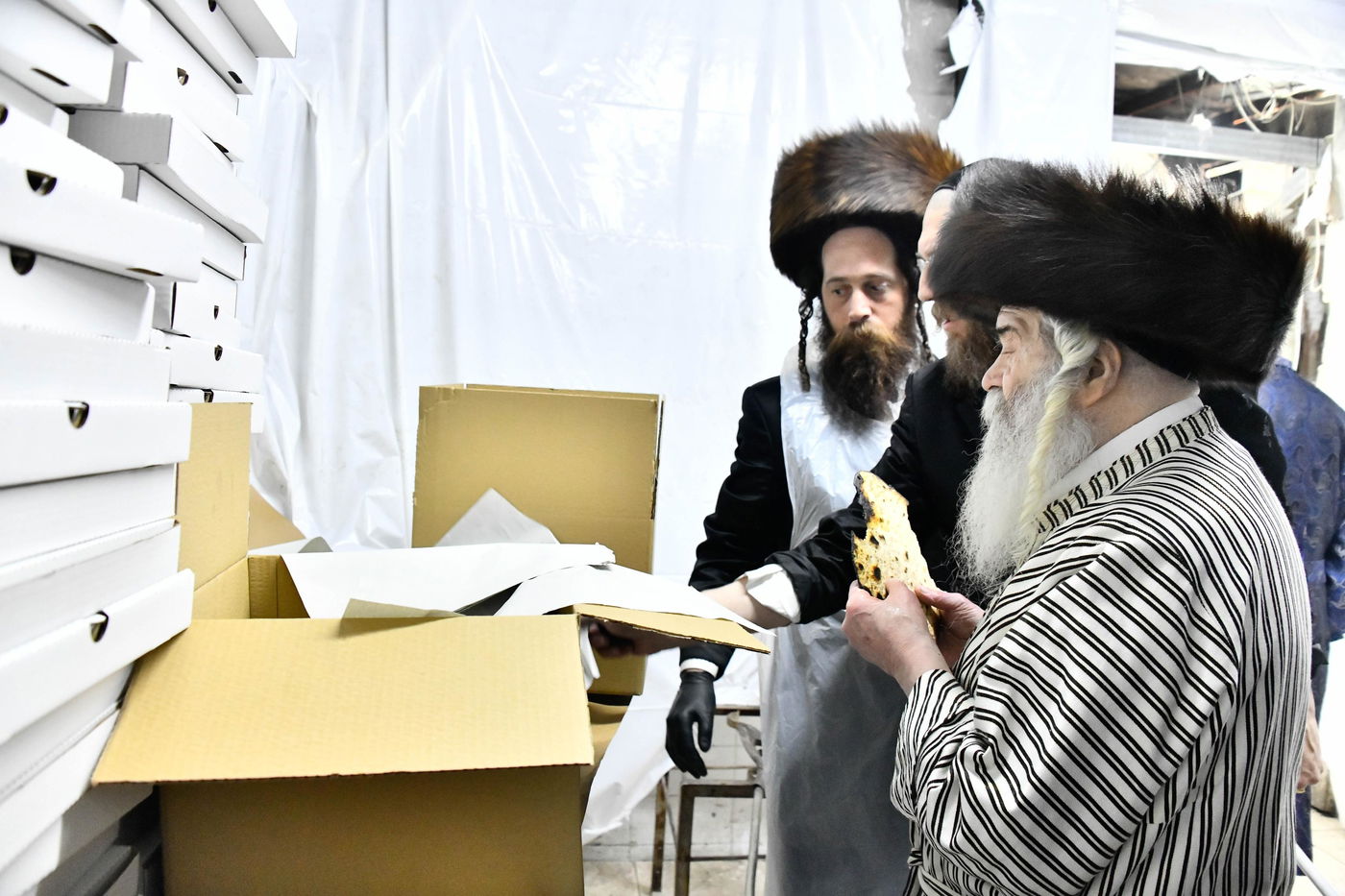 האדמו"ר מקרעטשניף י-ם באפיית מצות ערב פסח