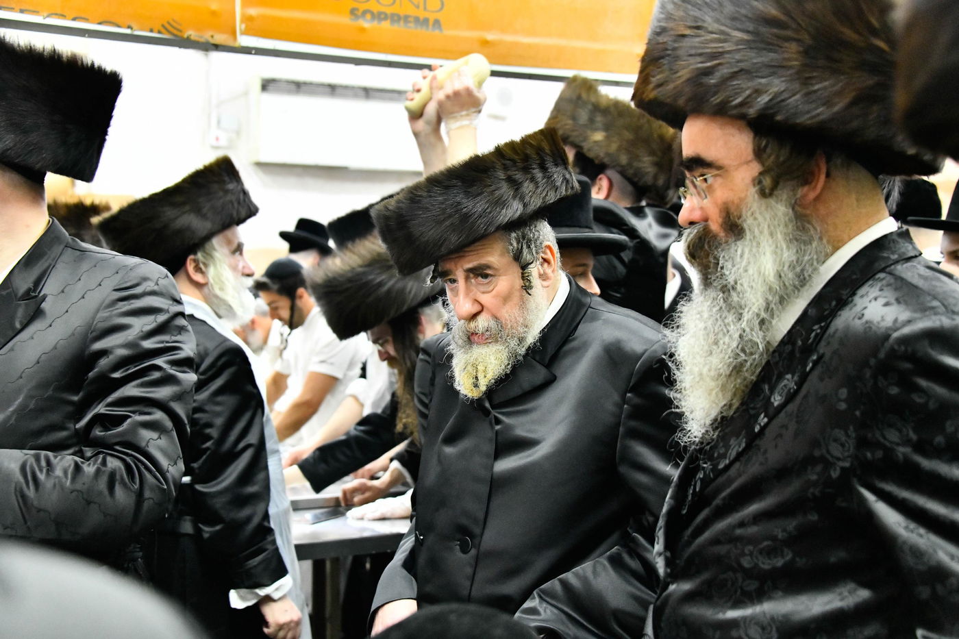 האדמו"ר מרחמסטריווקא באפיית מצות ערב פסח