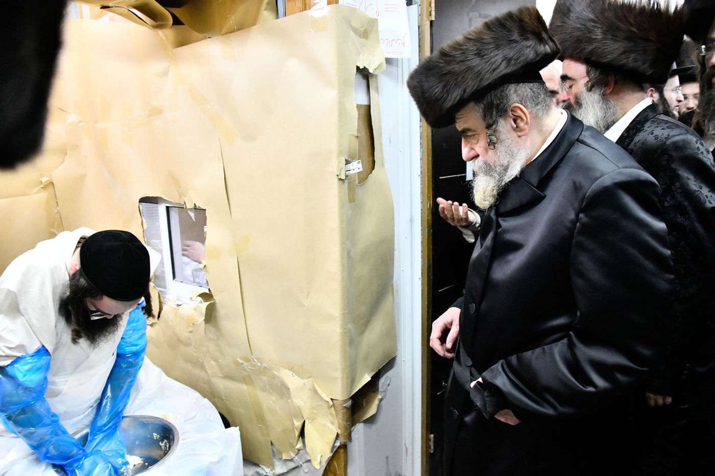 האדמו"ר מרחמסטריווקא באפיית מצות ערב פסח