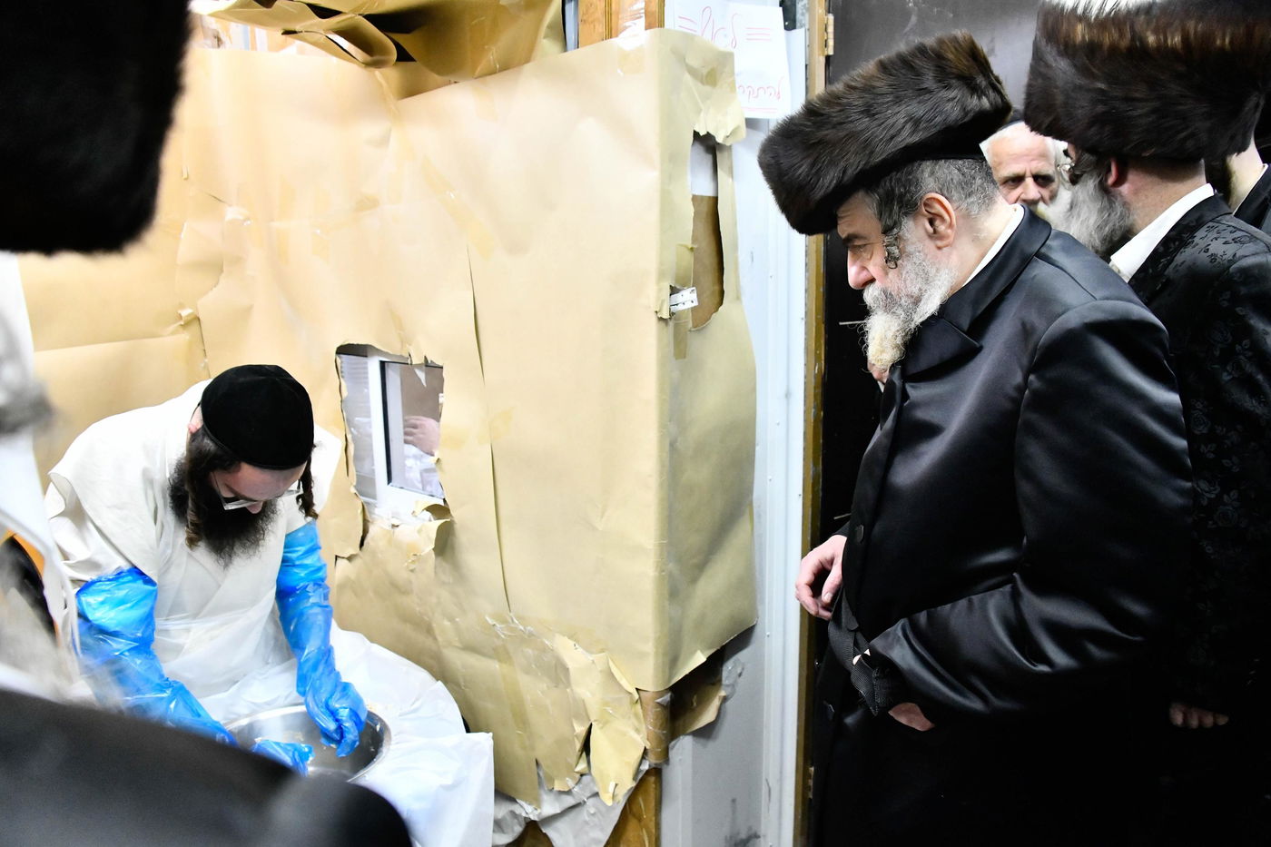 האדמו"ר מרחמסטריווקא באפיית מצות ערב פסח