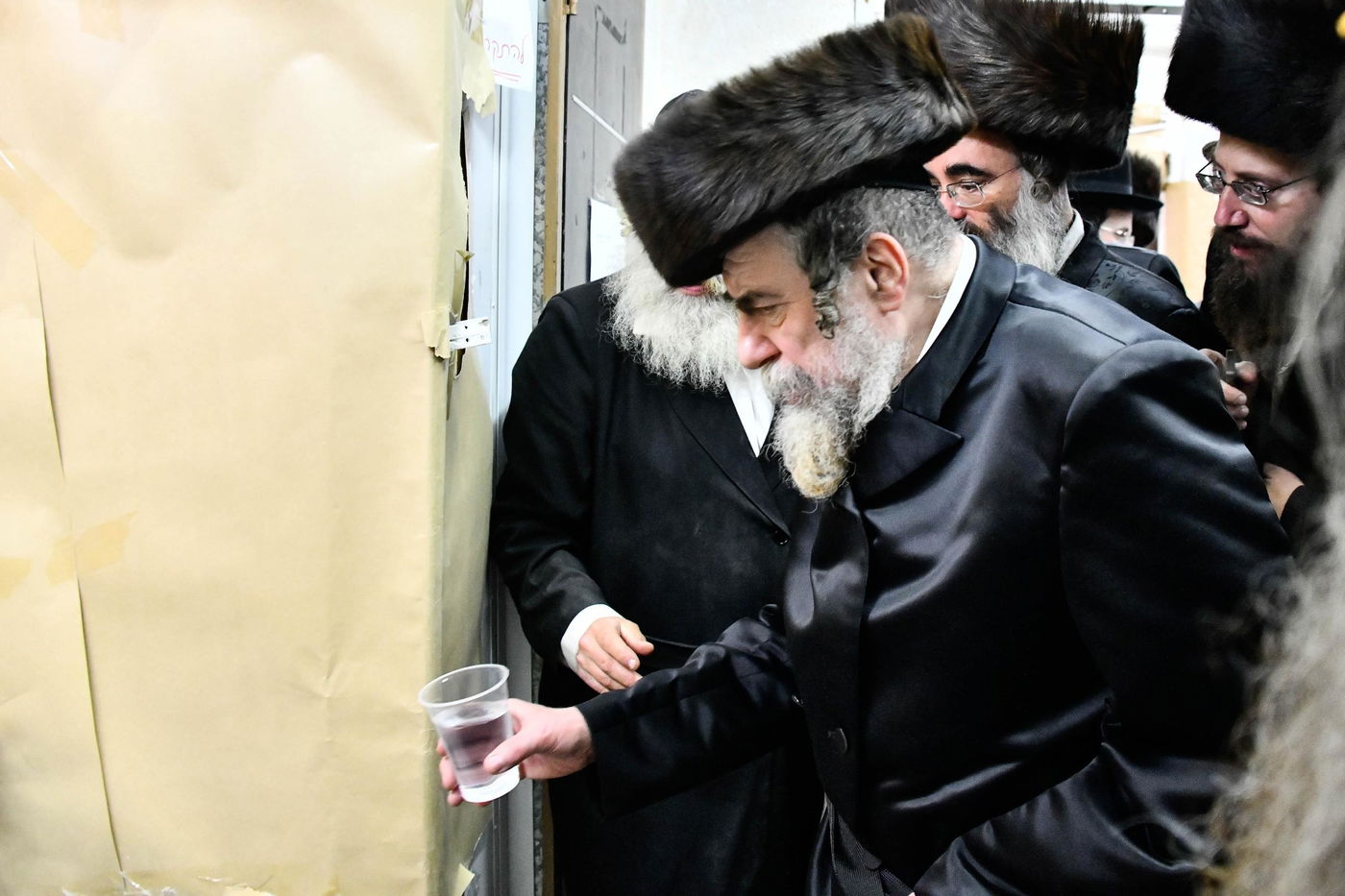 האדמו"ר מרחמסטריווקא באפיית מצות ערב פסח