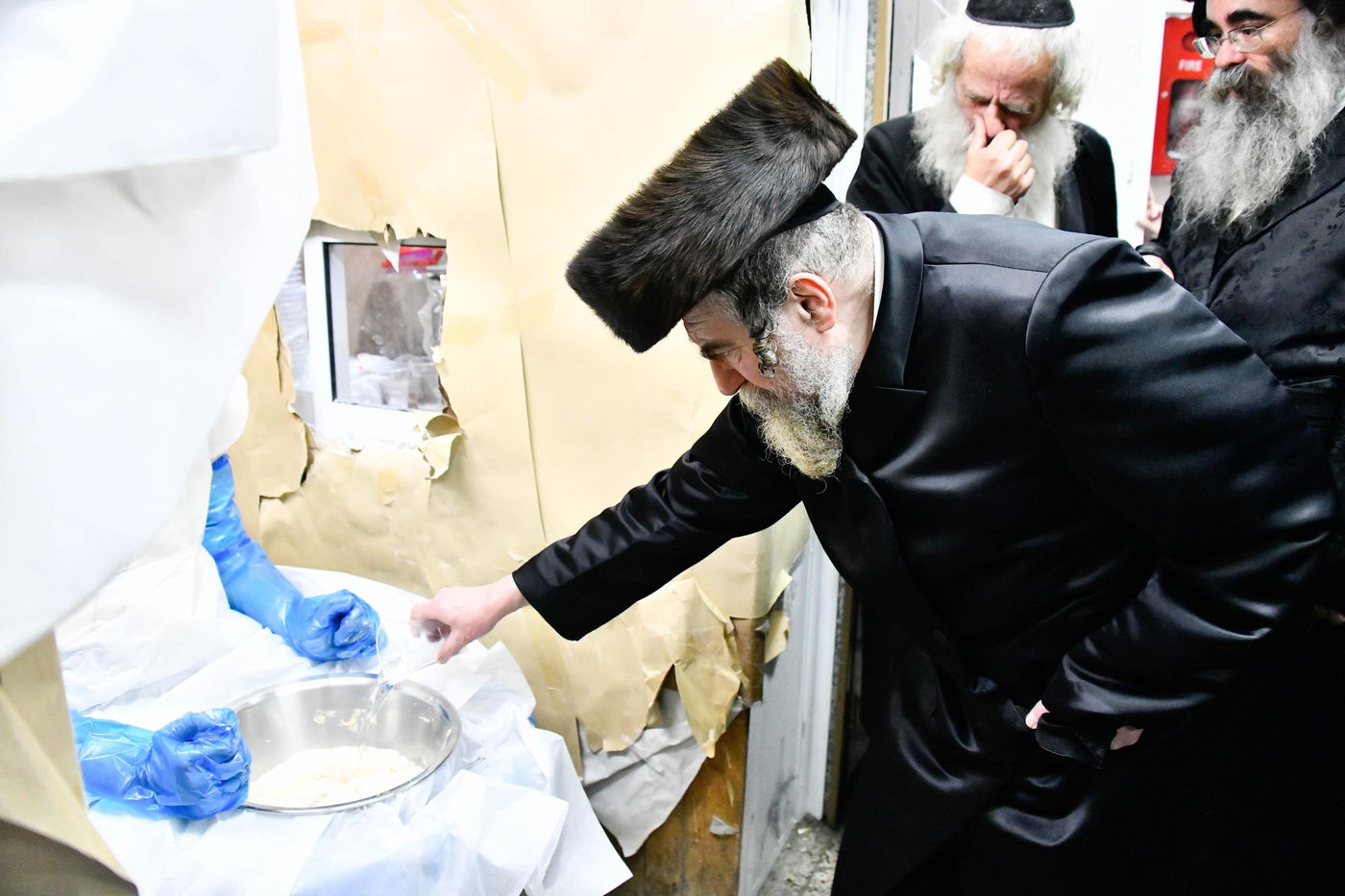 האדמו"ר מרחמסטריווקא באפיית מצות ערב פסח