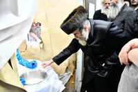 האדמו"ר מרחמסטריווקא באפיית מצות ערב פסח