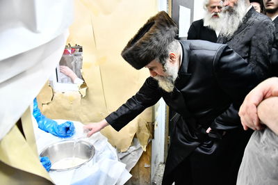 האדמו"ר מרחמסטריווקא באפיית מצות ערב פסח