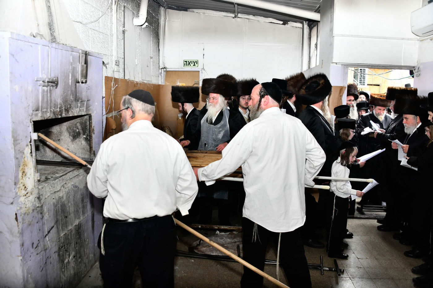 האדמו"ר מרחמסטריווקא באפיית מצות ערב פסח