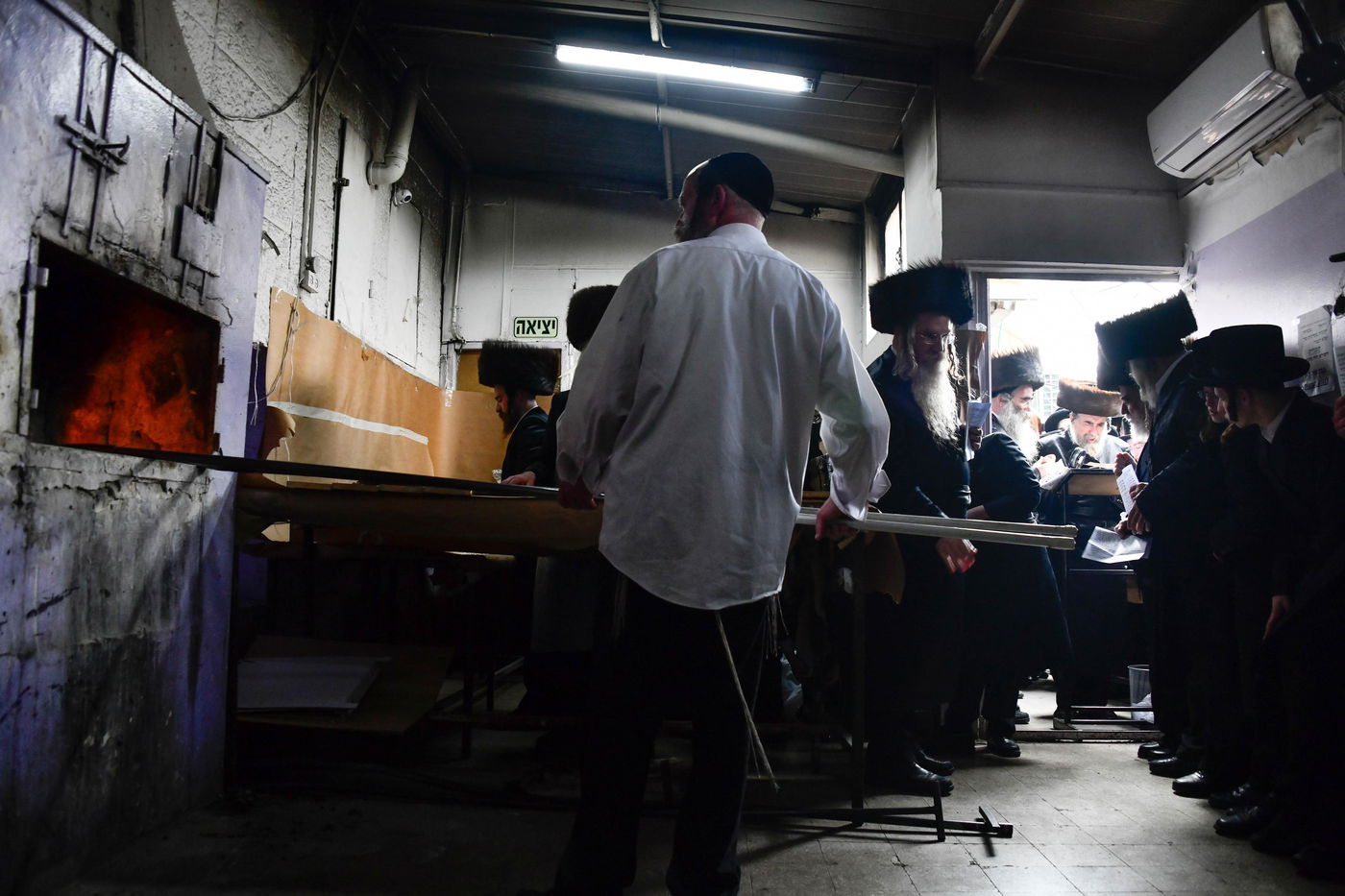 האדמו"ר מרחמסטריווקא באפיית מצות ערב פסח