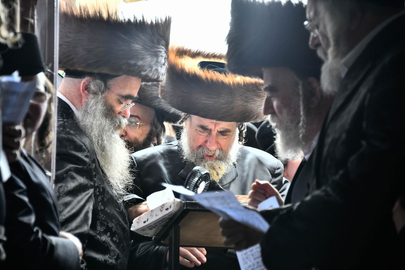 האדמו"ר מרחמסטריווקא באפיית מצות ערב פסח