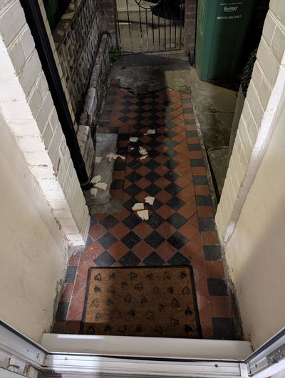 פיזור חמץ בבתי יהודים בלונדון