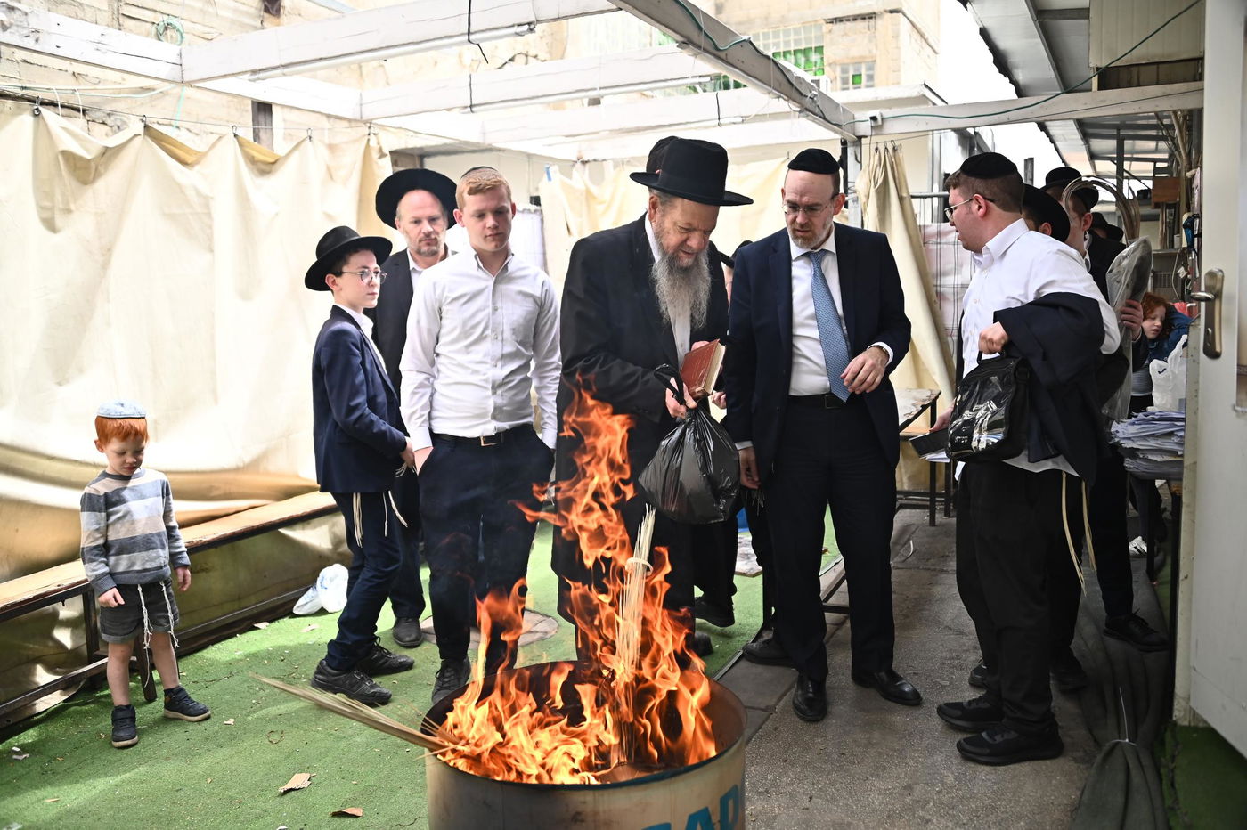 הגאון רבי מרדכי שמואל אדלשטיין בשריפת חמץ