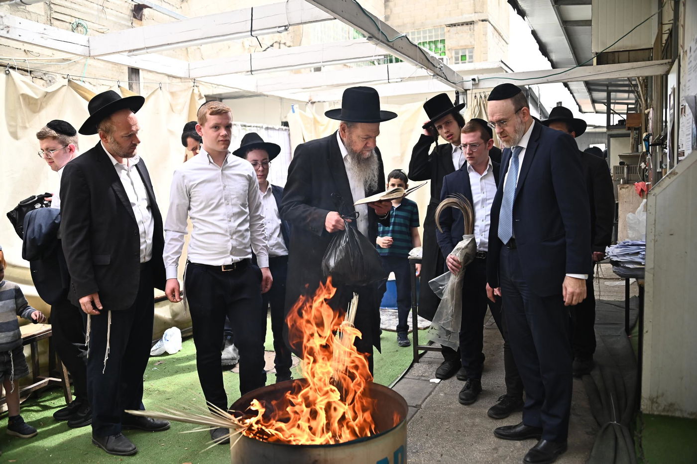 הגאון רבי מרדכי שמואל אדלשטיין בשריפת חמץ