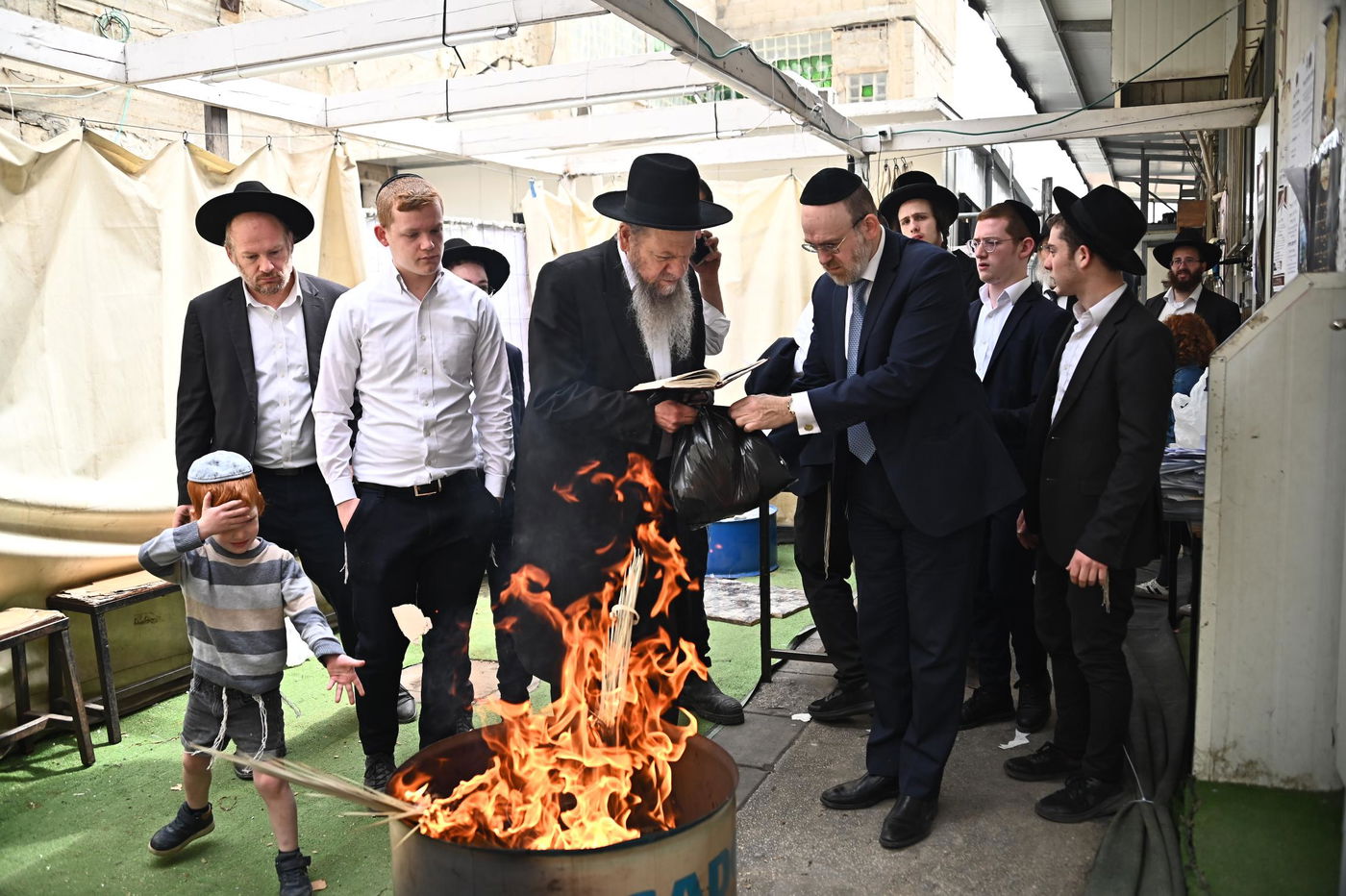 הגאון רבי מרדכי שמואל אדלשטיין בשריפת חמץ