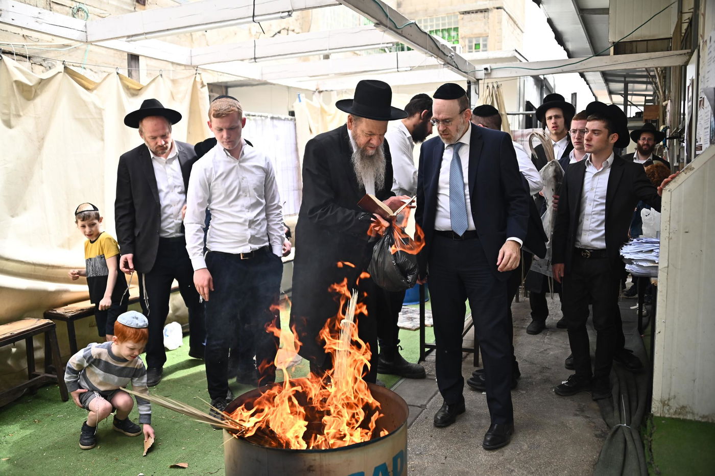 הגאון רבי מרדכי שמואל אדלשטיין בשריפת חמץ