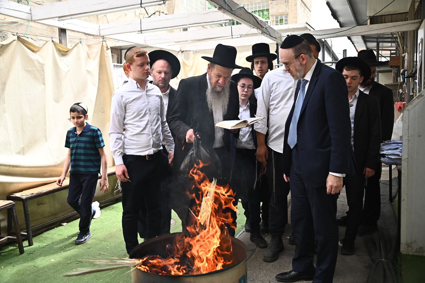הגאון רבי מרדכי שמואל אדלשטיין בשריפת חמץ