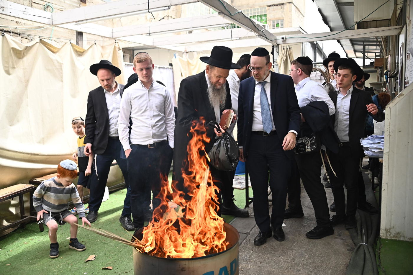 הגאון רבי מרדכי שמואל אדלשטיין בשריפת חמץ