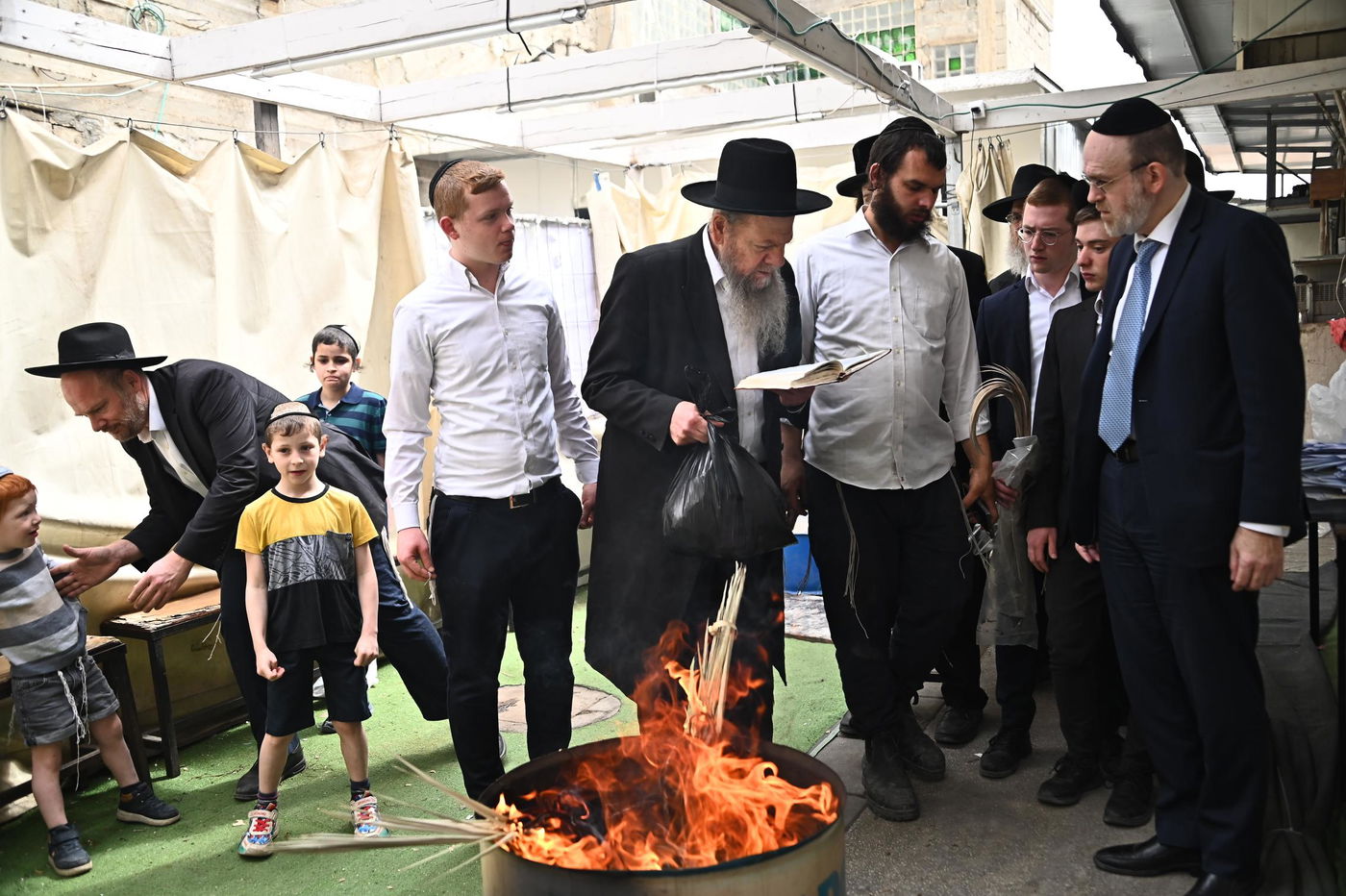 הגאון רבי מרדכי שמואל אדלשטיין בשריפת חמץ