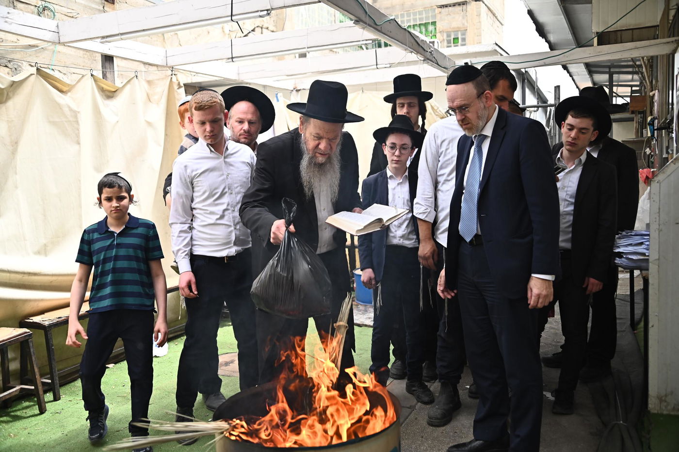 הגאון רבי מרדכי שמואל אדלשטיין בשריפת חמץ